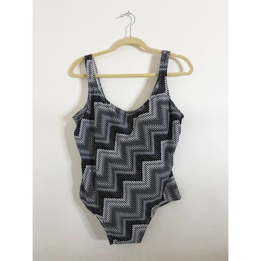 Catalina Women’s Black White Geometric One-Piece Swimsuit Size 2X 18W–20W